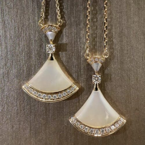 Esempio di orecchini accessori moda e bigiotteria lavorati con la tecnica della strassatura