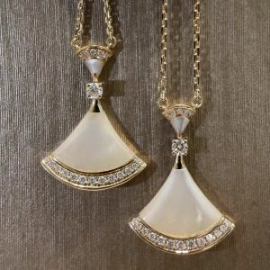 Esempio di orecchini accessori moda e bigiotteria lavorati con la tecnica della strassatura