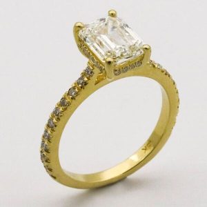 Esempio di anello lavorato con tecniche di strassatura e incassatura
